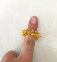 acupuntura y fidget en un anillo