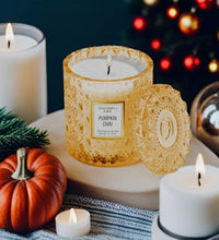 ambiente acogedor con vela de calabaza