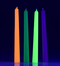 Ambiente festivo con velas neón