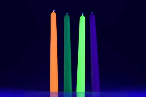 Ambiente festivo con velas neón
