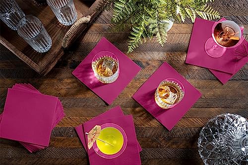 decoración elegante con servilletas fucsias
