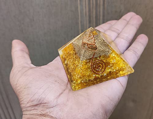 energía positiva con pirámide de cristal