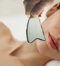 Masaje Gua Sha para reducir hinchazón