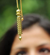 Meditación espiritual con péndulo de bronce