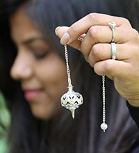 péndulo plateado para meditación y sanación
