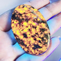 Piedra Tumbled Grande de Yooperlite Natural Brillante con Fluorescencia UV - Roca de Fuego Luminoso - imagen 1