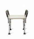 Banco de baño Medline con respaldo acolchado, ideal para bañeras, soporta hasta 350 lbs, cómodo y duradero - imagen 1