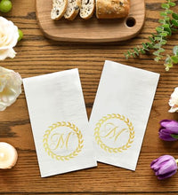 servilletas con monograma letra M en foil dorado