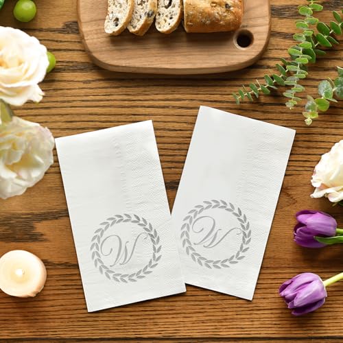 toallas de papel con letra W en foil